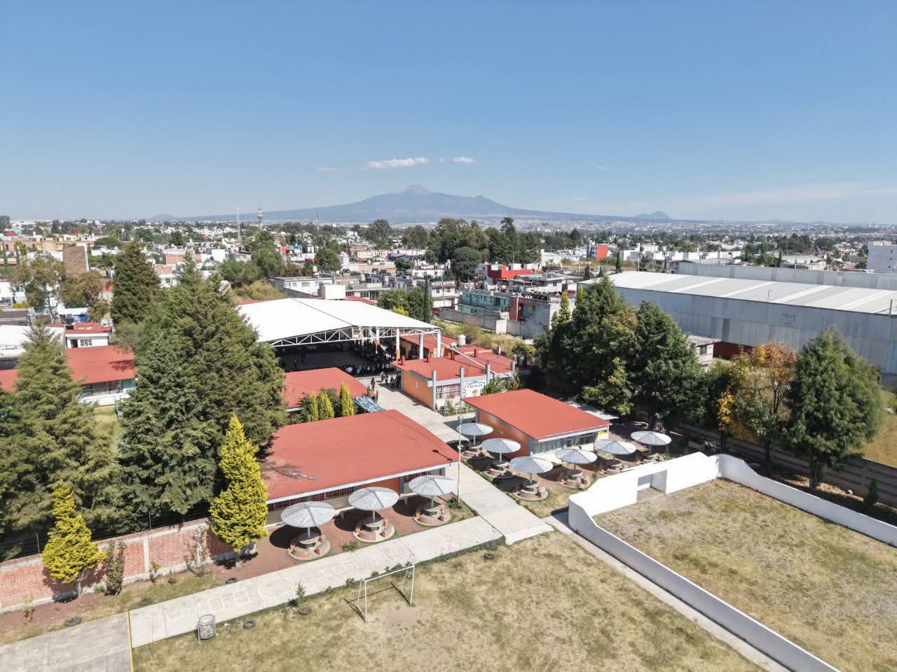 Fachada de la escuela o ilustración de contacto