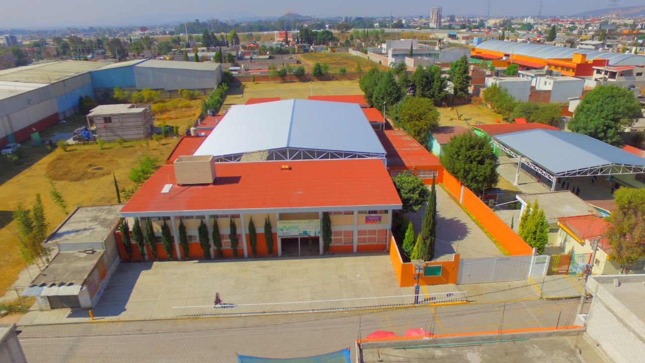 Ilustración de un niño y una niña leyendo en la escuela